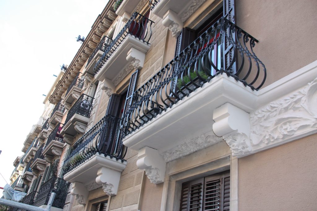 Fachada reformada y acabada en calle Pau claris de Barcelona - Tascó Construcció
